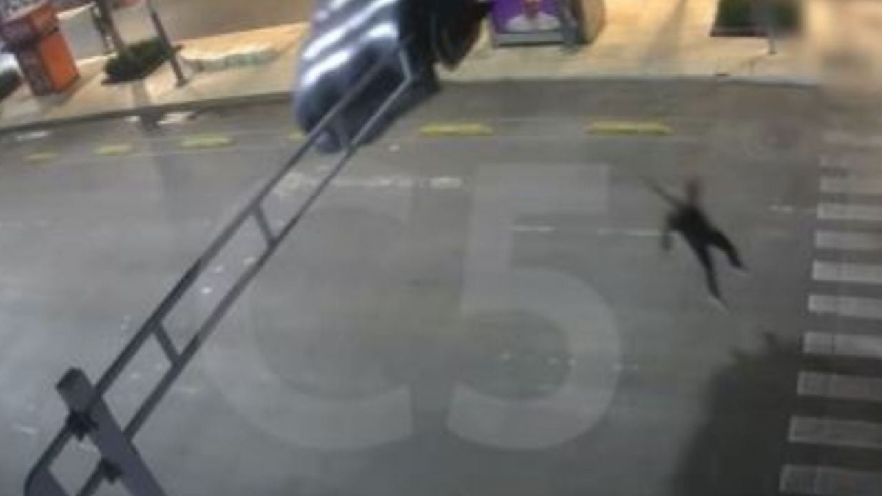 VIDEO: extranjero salta de avioneta y termina atorado en semáforo de Balderas