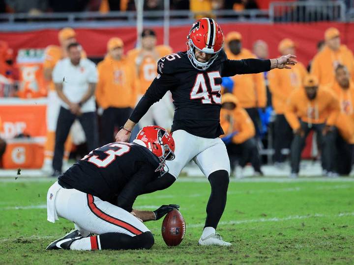 Falcons remontan y vencen a Buccaneers con gol de campo