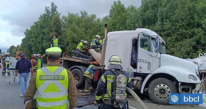 Colisión de dos camiones en Ruta 5 a la altura de Paillaco deja una persona en estado crítico