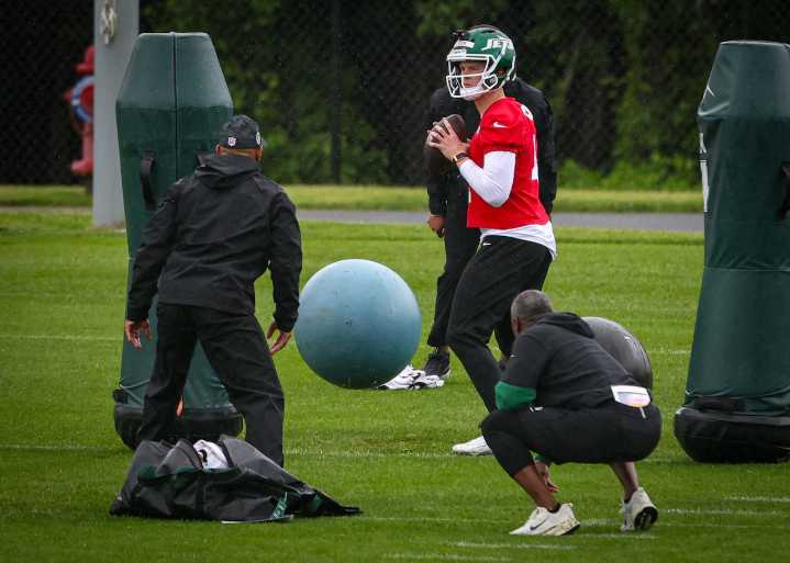 Jets rookie QB makes NFL debut vs. Dolphins after another injury