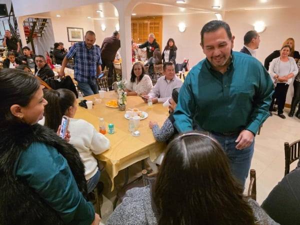 Convive alcalde con líderes de mercados en posada