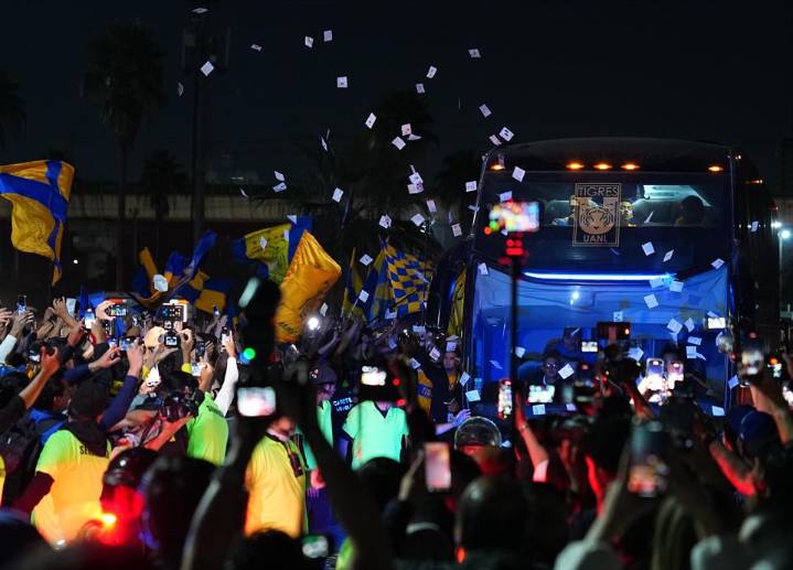 Les apagan bienvenida a los Tigres en el Estadio Universitario