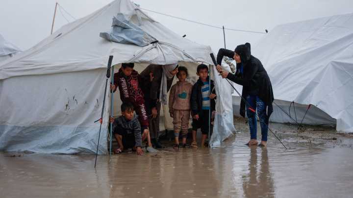 Las fuertes lluvias que azotan Gaza inundan cientos de tiendas de campaña en los campamentos de refugiados