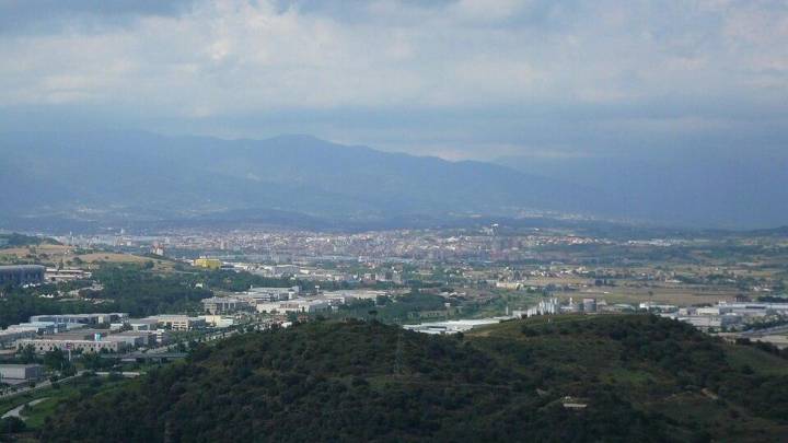 Cataluña despierta bajo nubes persistentes en la costa y cielos despejados en el interior