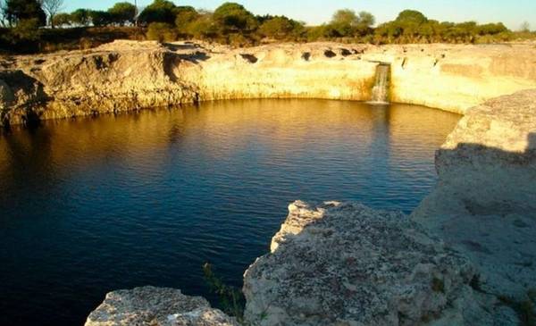 La extraña formación natural con aguas transparentes donde está prohibido visitar