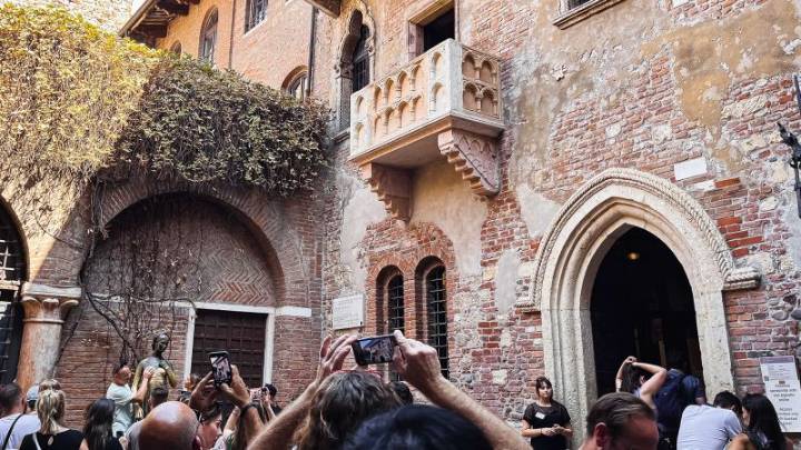 There’s a festive fee at Juliet’s balcony as the Verona attraction is overrun by crowds