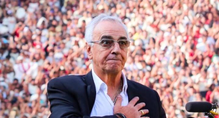 Mientras Universitario espera su decisión: Jorge Fossati recibió premio en Uruguay