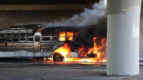 Autobús escolar eléctrico se incendia en Lake View Terrace, Los Ángeles