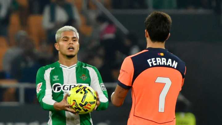 Video | Juan Camilo 'Cucho' Hernández marcó gol en España, pero no evitó el colapso del Real Betis contra el Barcelona