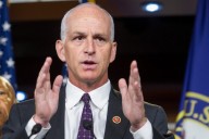 Congresista Adam Smith exige a Trump publicar video de remate de sobrevivientes en el Caribe