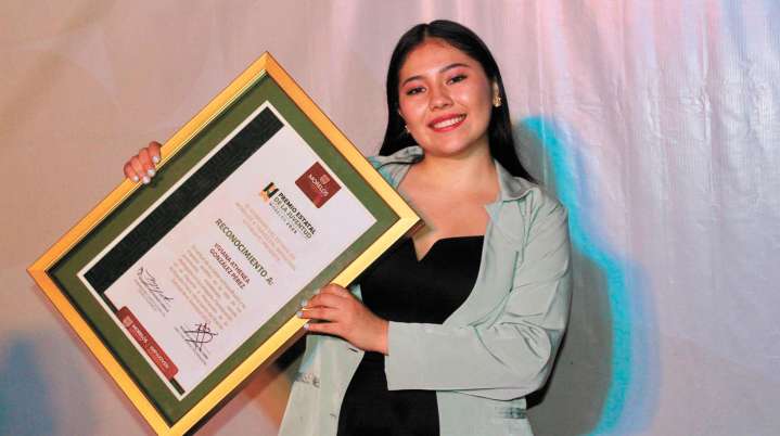 Otorgan a Viviana González el Premio de la Juventud