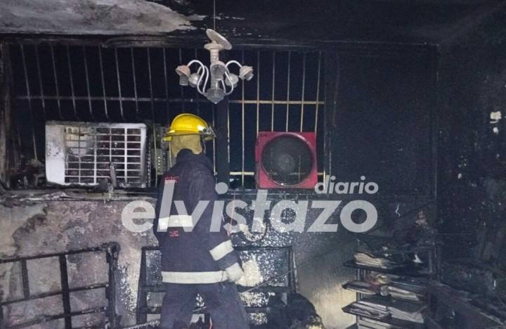 Incendio residencial en Puerto La Cruz cobra la vida de un hombre de 44 años y su perro Poodle