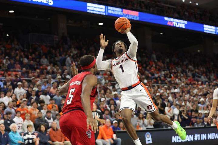 Top 25 roundup: No. 25 Arkansas upends No. 6 Louisville in ACC/SEC Challenge