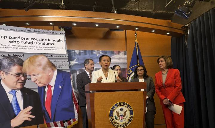 Velázquez, Pelosi y otros demócratas denuncian la “hipocresía” de Trump al indultar a expresidente de Honduras