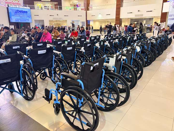 “La silla representa mi movilidad”, expone mujer con discapacidad al recibir donativo