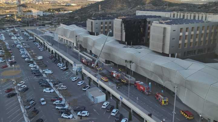 López Miras atribuye a una "imprudencia" el incendio del Santa Lucía y valora los planes de autoprotección del hospital