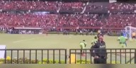 El policía que celebró en silencio la definición de penales que le dio el ascenso a la primera división del fútbol colombiano al Cúcuta Deportivo