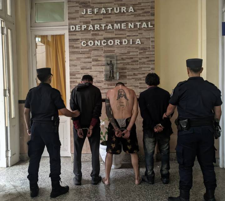 Un rodantero que viaja por el país para conocerlo, estacionó su motor home en la Costanera y tres cacos se le metieron dentro y lo robaron.