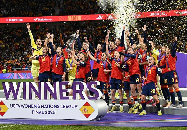 Irene Paredes alza la Liga de Naciones