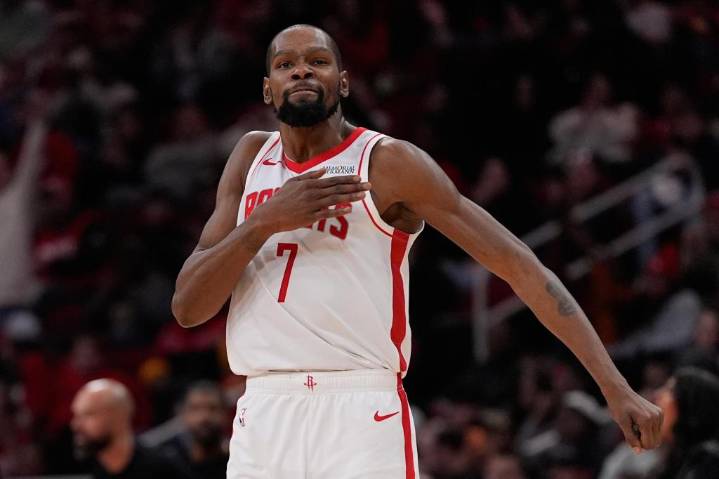 Durant alcanza 31.000 puntos en su carrera y Rockets dominan a Suns