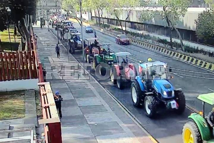 Llega caravana de tractores a San Lázaro por Ley de Aguas