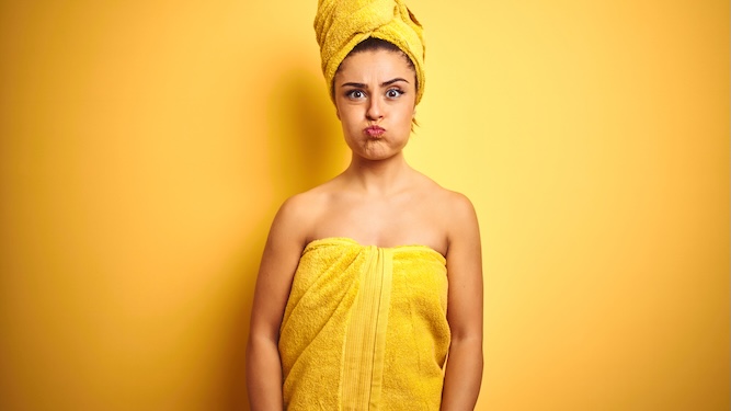 Woman's attempt to jiggle boobs set off secondary jiggles elsewhere