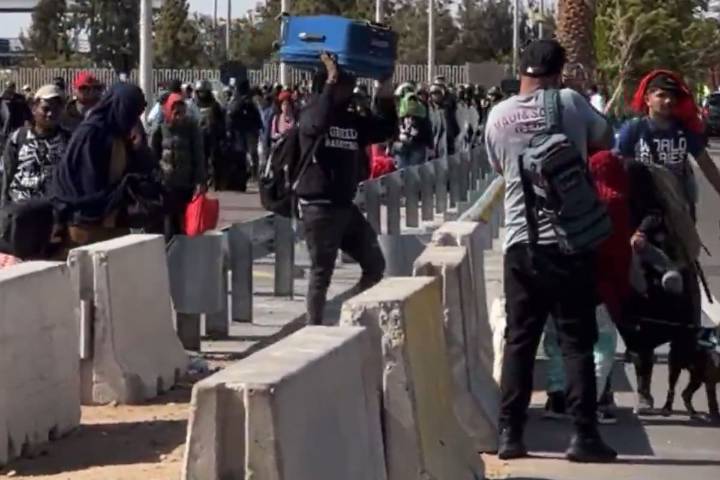 VIDEO. Gobernador de Arica comparte imágenes de migrantes devueltos por Perú y asegura que la situación es de “descontrol absoluto”
