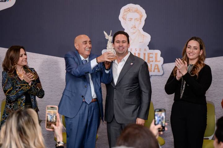 Entrega Javier Díaz Presea Manuel Acuña al productor Pedro Torres