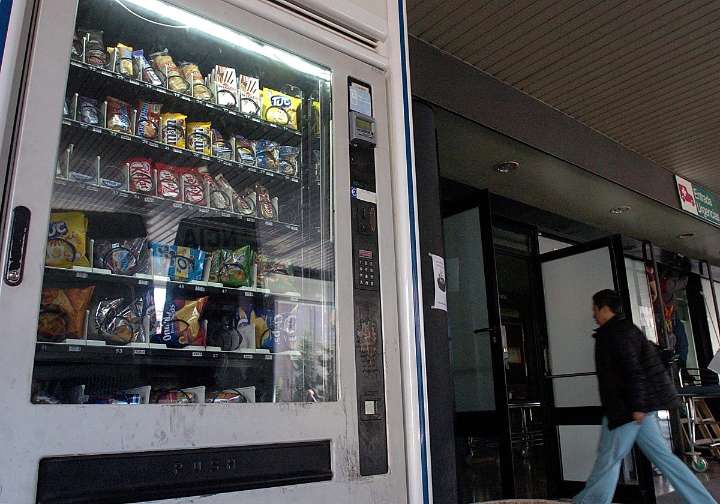 Los 'vending' de hospitales y residencias deberán tener un 80% de productos saludables