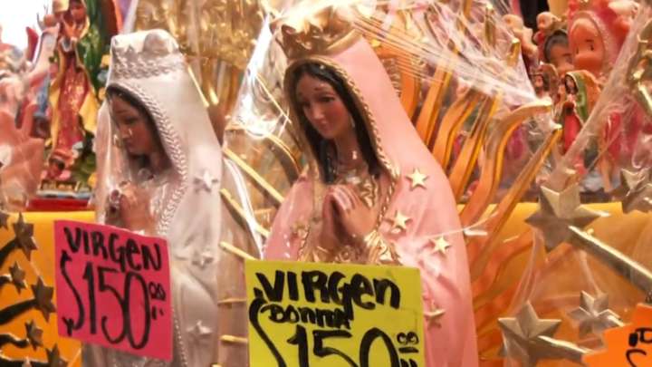 Fieles que Acuden a la Basílica Aprovechan su Visita para Comprar Artículos Religiosos