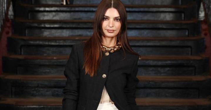 Emily Ratajkowski’s Gold Choker Is This Season’s Must