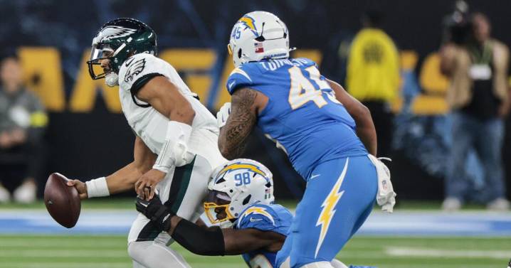 How the Chargers' defense stymied Jalen Hurts and forced five Eagles turnovers