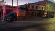 Conductoras protagonizan fuerte choque en calle Mariano López Ortiz y deja cuantiosos daños materiales