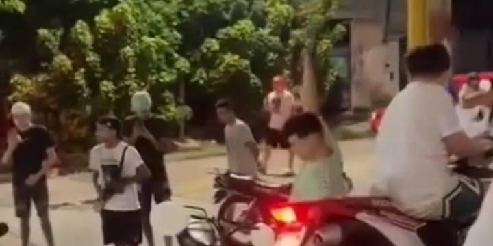 Con disparos al aire y motos rugiendo: así despidieron en Lanús al delincuente que murió baleado por un policía porteño