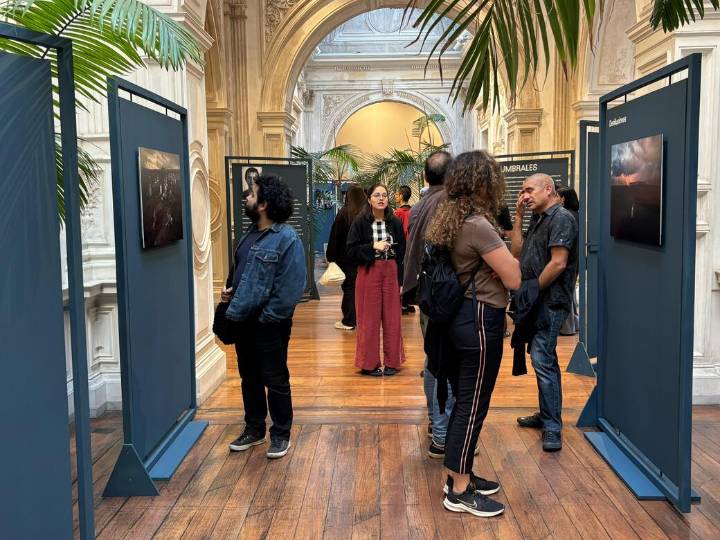 "Umbrales": exposición póstuma del fotógrafo Fabián España llega al Palacio Pereira de Santiago