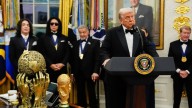 Donald Trump entregó las medallas de honor a los integrantes de Kiss: “Es una banda de rock increíble”