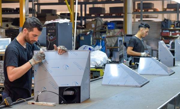 Crisis en la industria: despidos, suspensiones y recorte de horas extra