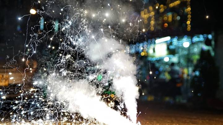 Video viral: Hombre frustra lanzamiento de pólvora desde apartamento en Antioquia con balde de agua fría