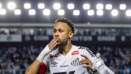 Neymar Jr. ignora su rodilla y saca al Santos del descenso con un hat