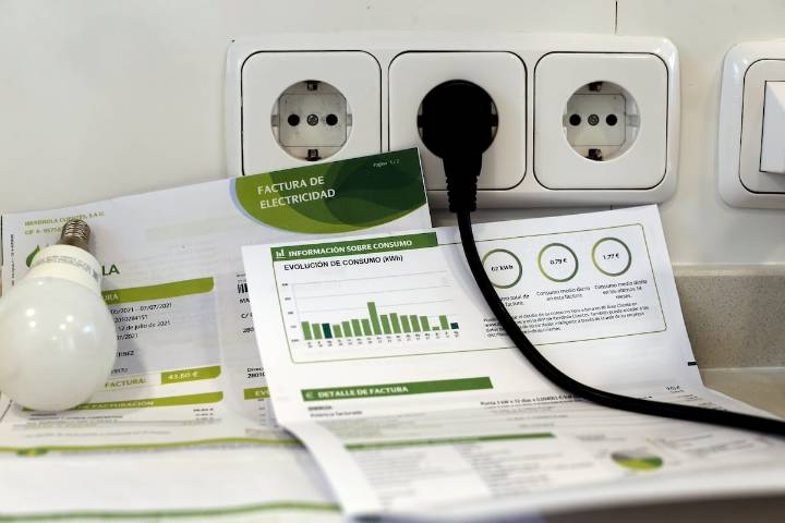 Transición Ecológica propone una subida del 10,5% en los cargos de la factura de la luz para 2026