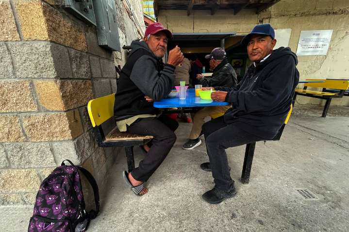 Migrantes regresan a albergues ante falta de oportunidades en Ciudad Juárez