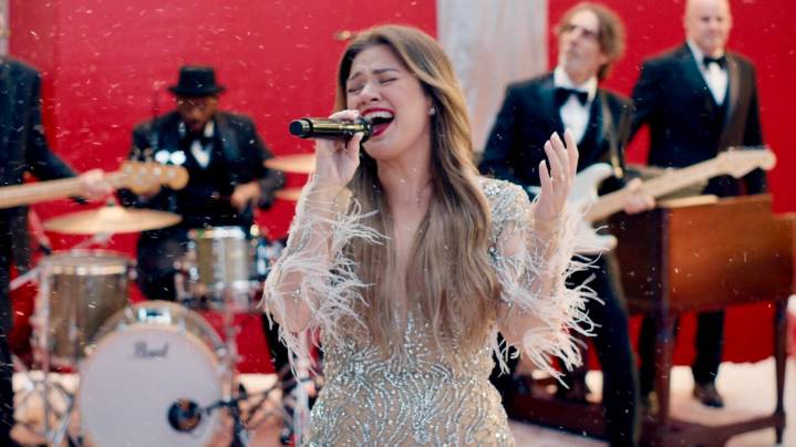 Kelly Clarkson to Headline Netflix's NFL Christmas Gameday