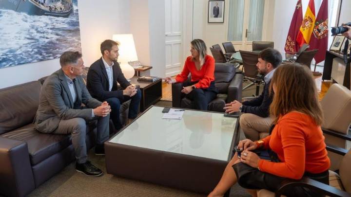 Arribas visita el Ayuntamiento tras adquirir el FC Cartagena