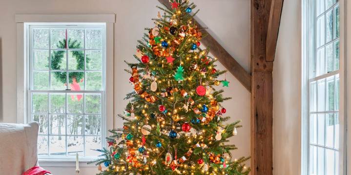 How to Hang Christmas Tree Lights the Right Way