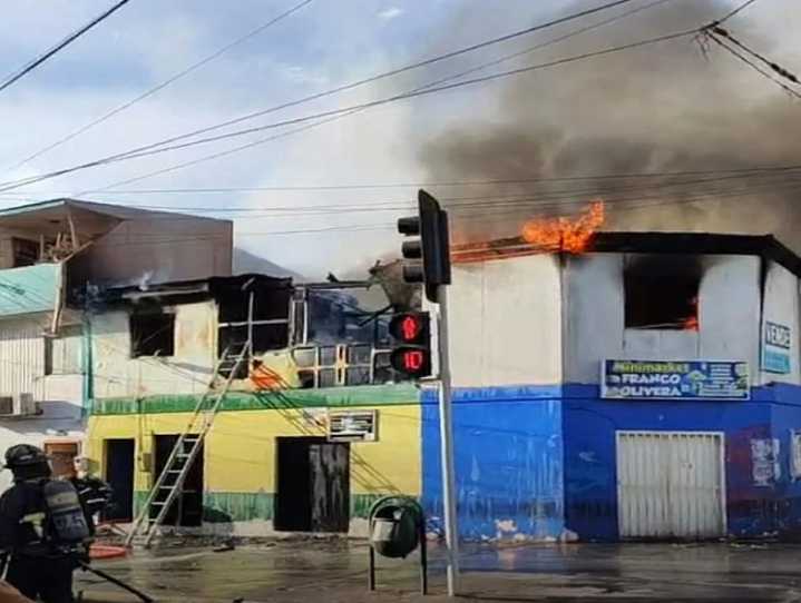 Emergencia en Iquique: Reportan incendio que afecta a un local en pleno centro