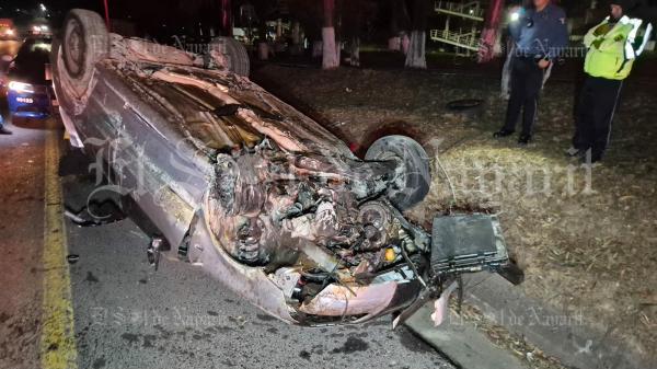 Ebrio vuelca su vehículo en el Libramiento de Tepic