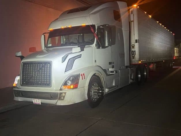 Detienen a dos sujetos con más de 300 kg de metanfetamina oculta en un tráiler, en Los Mochis