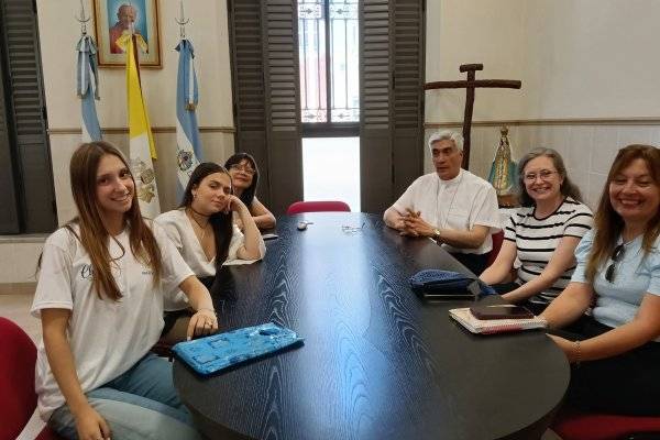 Jóvenes correntinas presentaron al Arzobispo su participación en el Encuentro Nacional “Con Alas y Raíces” (Imágenes)
