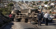 Camión de carga vuelca sobre bulevar Casa Blanca