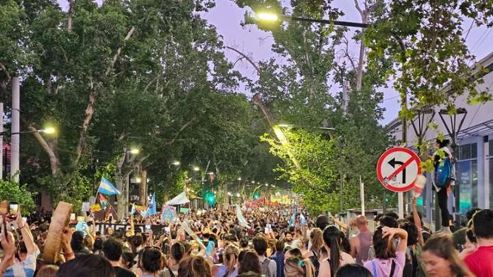 Mendoza: mientras el peronismo le daba votos, una multitud marchó contra el proyecto minero San Jorge